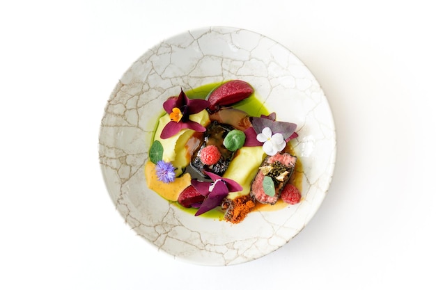 Talerz z kolorowym daniem z góry